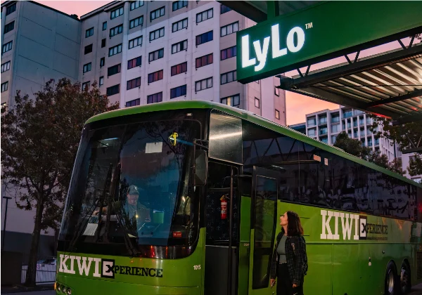 Evening with the Kiwi Experience Bus parked out LyLo Backpackers