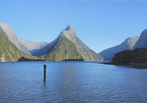 Milford sounds lake and mountains