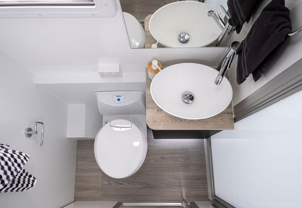 Full-size ensuite with flushing toilet & vanity