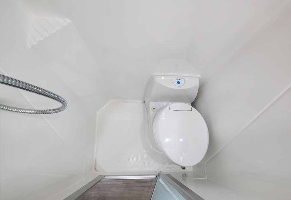 Winnebago Bondi 4S 2 Berth Campervan Combined shower/ensuite