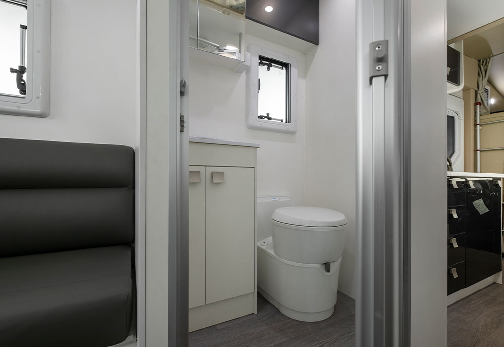 Winnebago Kirra 4 Berth Motorhome Internal Ensuite + separate shower
