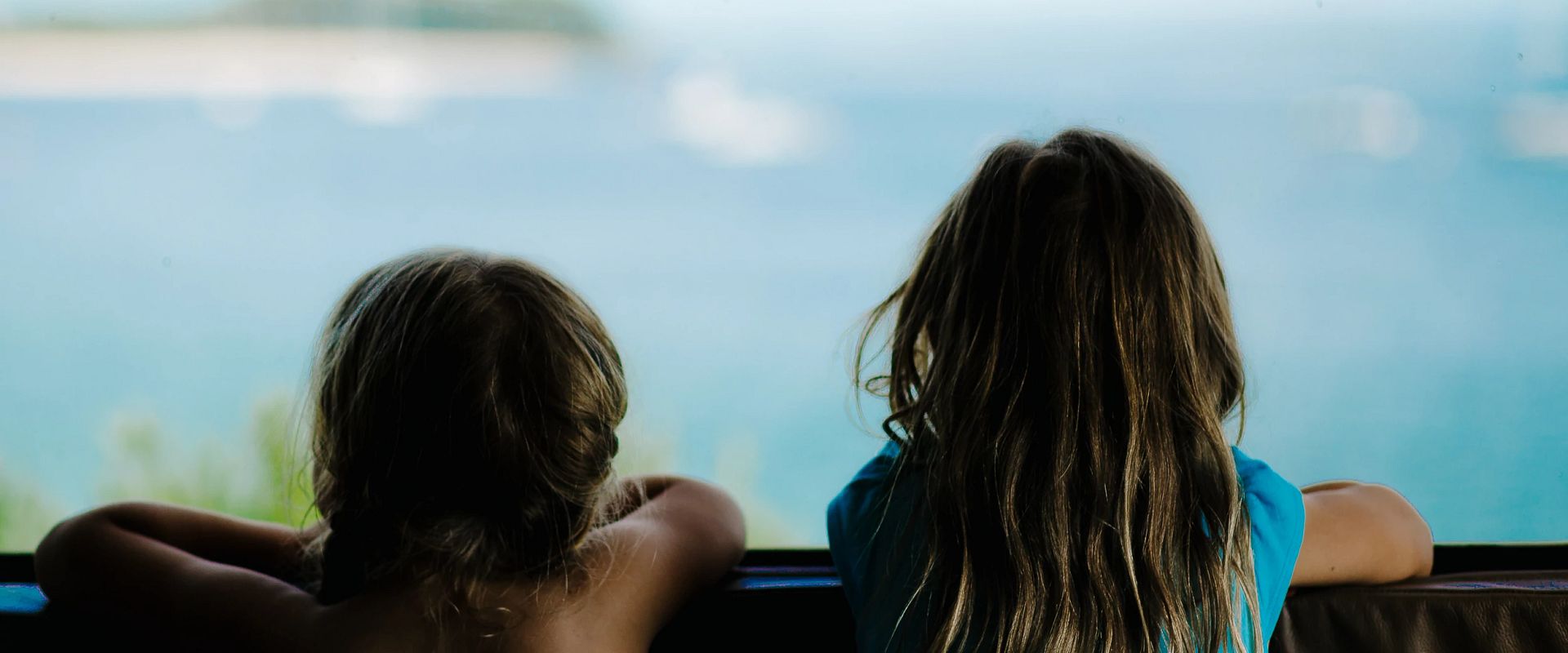kids looking at the ocean